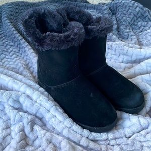 BLACK BOOTS WITH FUR